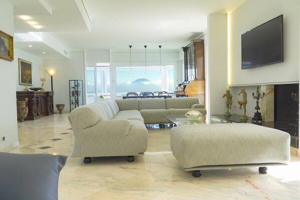 TV, fireplace, stereo