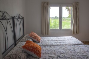 7 bedrooms, iron/ironing board, free WiFi, bed sheets - Self catering Paradise Ebro for 16 people (Deltebre)