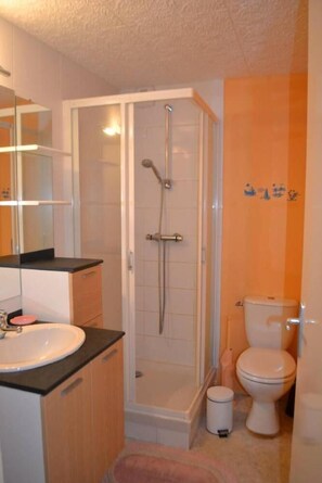 Bathtub, hair dryer