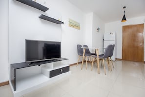 Apartment, Mehrere Betten, Nichtraucher | Wohnzimmer | 32-Zoll-LED-Fernseher mit Kabelempfang, Fernseher