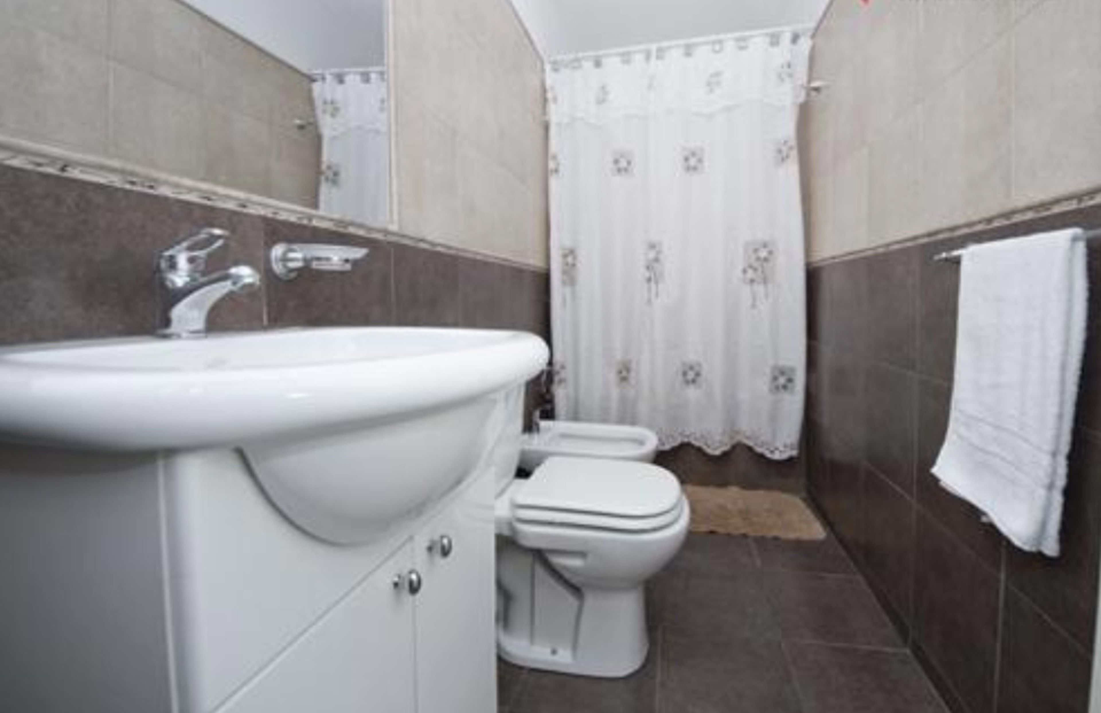 Bañera con ducha, toallas