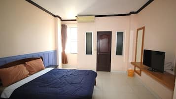 Escritorio, wifi gratis y ropa de cama