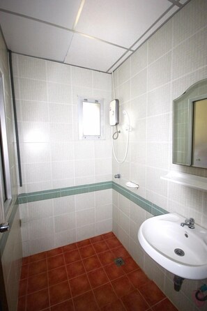 Shower, free toiletries, towels - Matini Amata (Phan Thong)