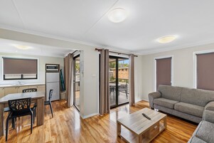 Two Bedroom Deluxe Cabin | Vardagsrum | Tv