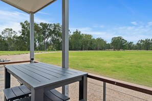 Three Bedroom Superior Cabin | Terraço/pátio