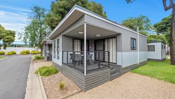 Two Bedroom Deluxe Cabin | Terrace/patio