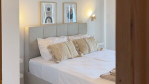 3 soverom, skrivebord, strykejern/-brett og reiseseng for barn