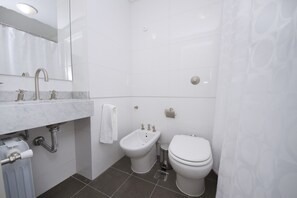 Apartment, Multiple Beds, Non Smoking, Park View | Bathroom