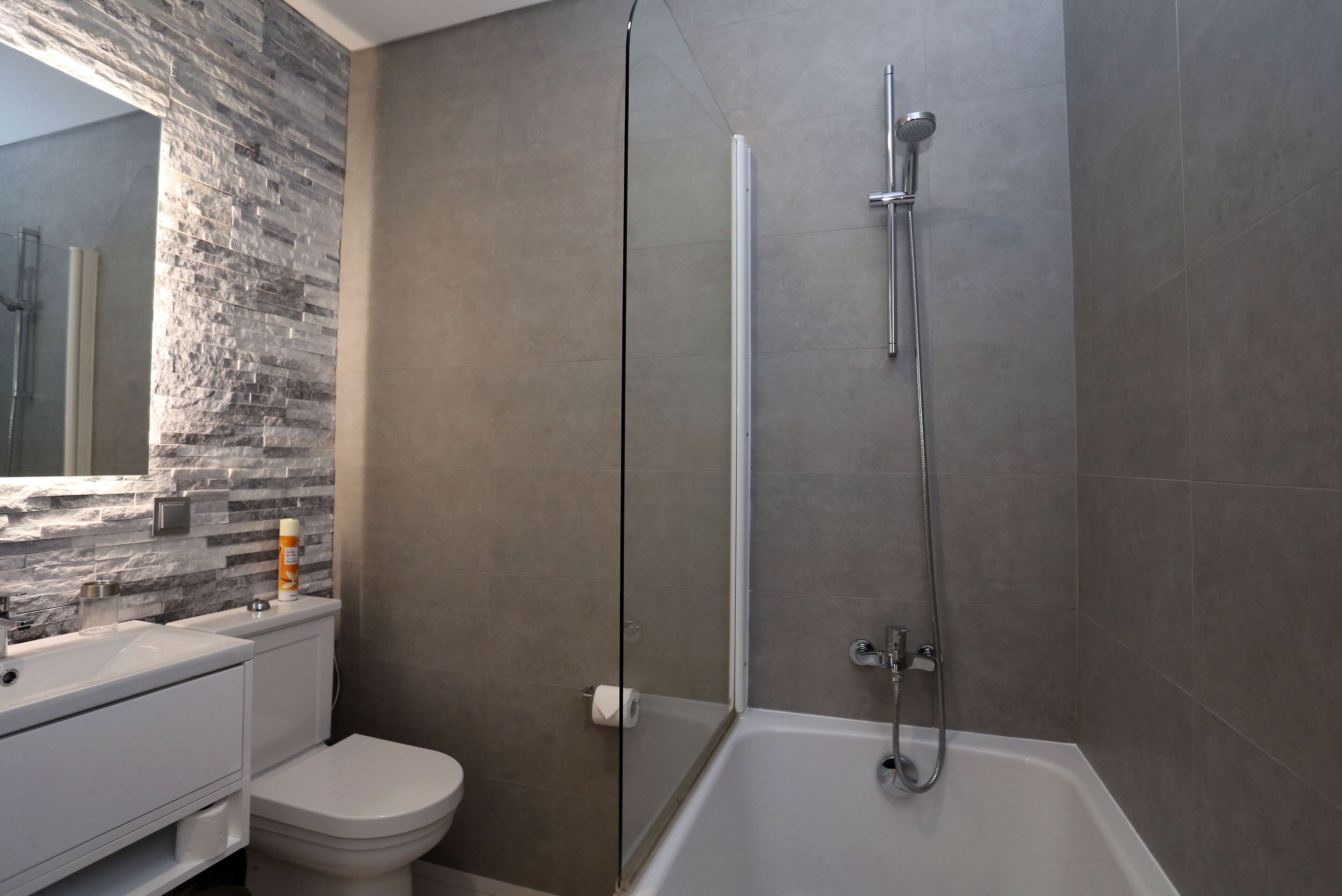 Duschwanne, Haartrockner, Bidet, Handtücher