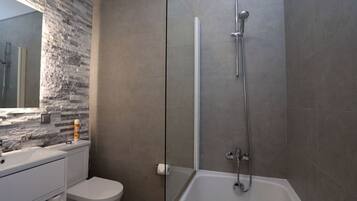 Duschwanne, Haartrockner, Bidet, Handtücher