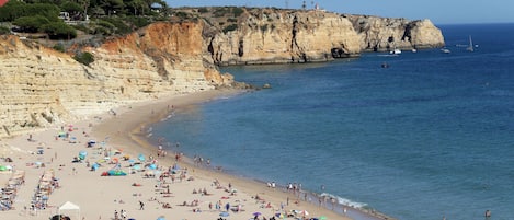 Una spiaggia nelle vicinanze