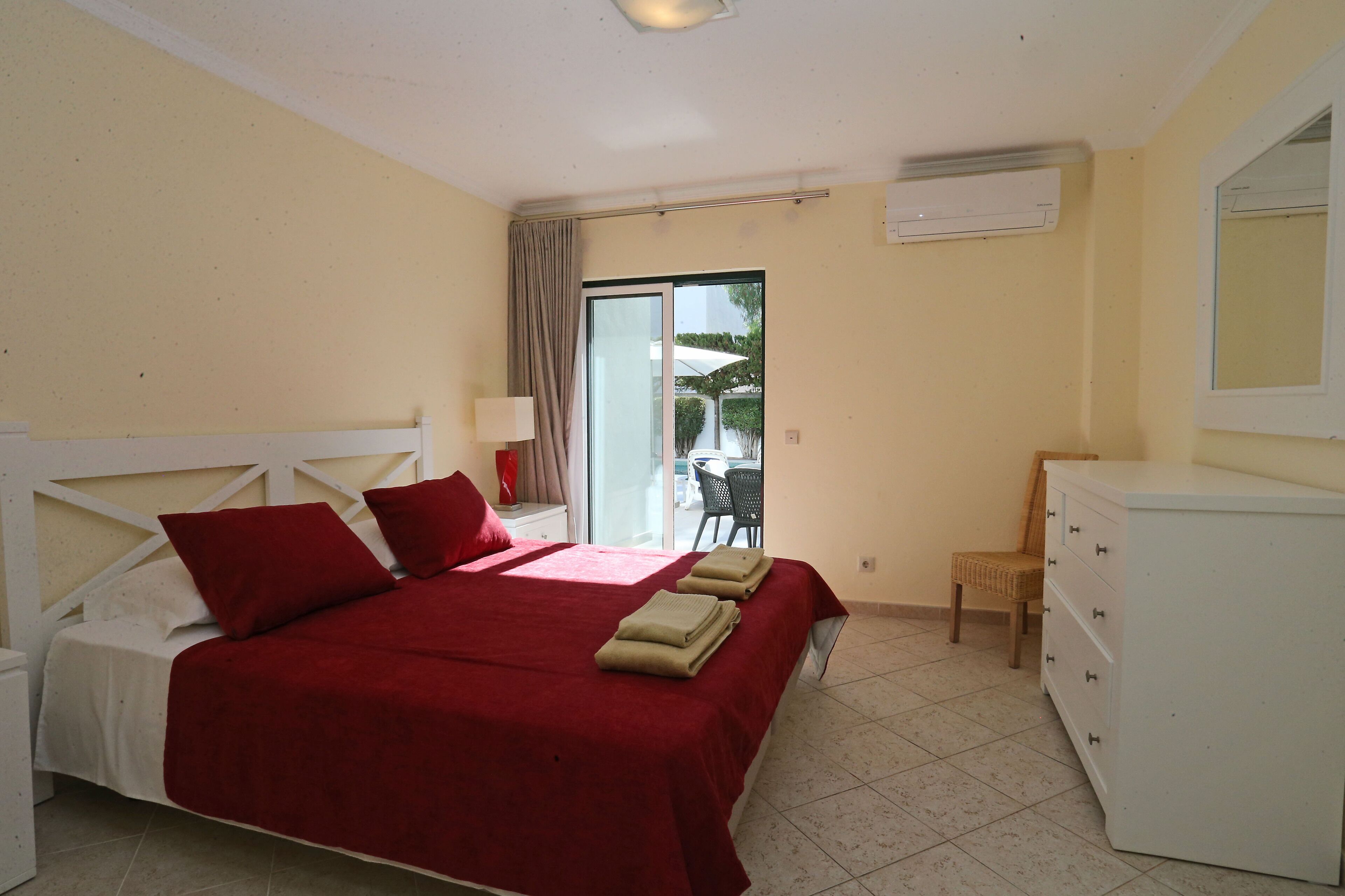 5 bedrooms, iron/ironing board, WiFi, bed sheets