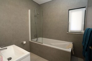 Combined shower/bathtub, hair dryer, bidet, towels - Beautiful spacious fully air-conditioned 5 bed villa with private pool (Carvoeiro)