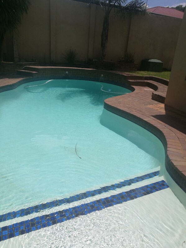 Ulkouima-allas, aurinkovarjoja, aurinkotuoleja