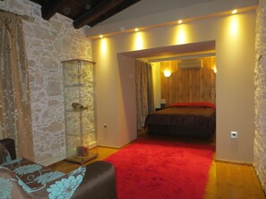 4 bedrooms, in-room safe, iron/ironing board, WiFi