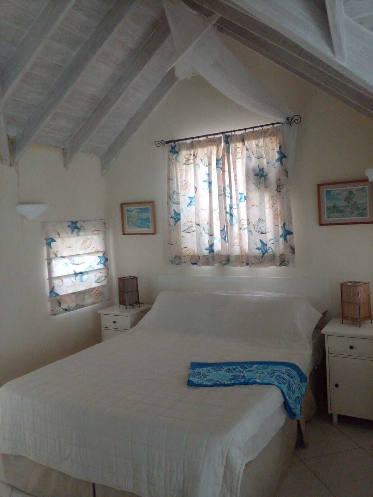 1 間睡房、房內夾萬、熨斗/熨衫板、可攜式嬰兒床