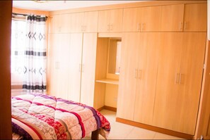 3 عدّة غرف نوم وستائر تعتيم ومكواة/لوح كي وواي فاي مجانًا