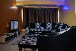 Apartemen, 3 kamar tidur | Ruang keluarga | TV layar datar