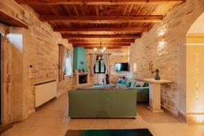 Smart TV, fireplace, DVD player, books