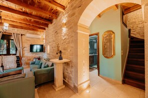 Smart TV, fireplace, DVD player, books
