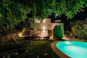 A stone house with a swimming pool, surrounded by lush greenery and outdoor furniture. - Stone villa with pool & fantastic sea views (with special autumn offers) (Rethymnon)