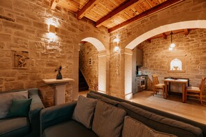 Smart TV, fireplace, DVD player, books - Stone villa with pool & fantastic sea views (with special autumn offers) (Rethymnon)