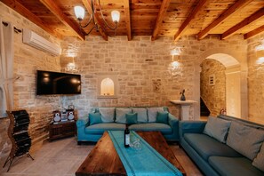 Smart TV, fireplace, DVD player, books