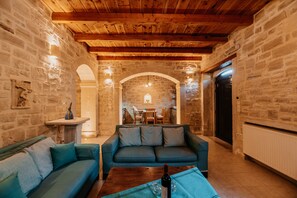 Smart-TV, peis, DVD-spiller og bøker