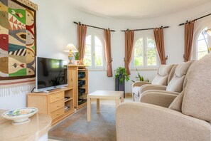 Fernseher, Kamin, DVD-Player, BĂŒcher