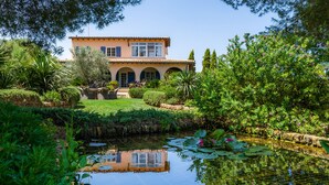 A house with a garden and a pond. - Finca by the sea (Colonia de Sant Pere)