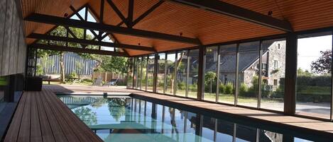 Piscina interna, piscina aquecida