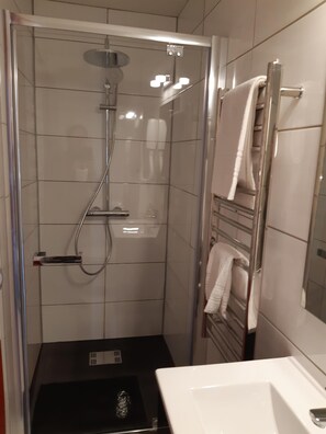Douche, sĂšche-cheveux, serviettes fournies, papier toilette
