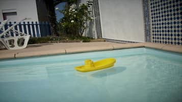 Una piscina al aire libre, una piscina climatizada