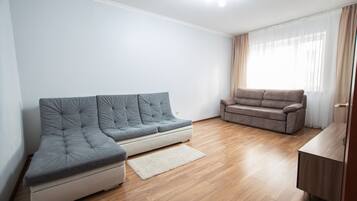 Business-Apartment | Wohnzimmer | 42-Zoll-Plasmafernseher mit Kabelempfang, Fernseher, Videospielkonsole