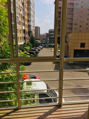 Business Apartment | Courtyard view - Apartment on Aviatorov 25 (Krasnoyarsk)