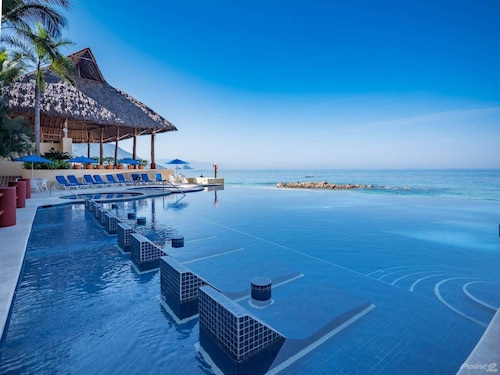 STUNNING 3 BR & 3BA SOUTH SHORE BEACHFRONT RESIDENCE!