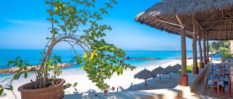 Beach nearby, sun loungers, beach towels