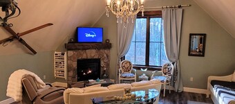 Élégance enchantée près de Deep Creek Lake & Wisp! Cheminée! Vue sur la prairie et la forêt!