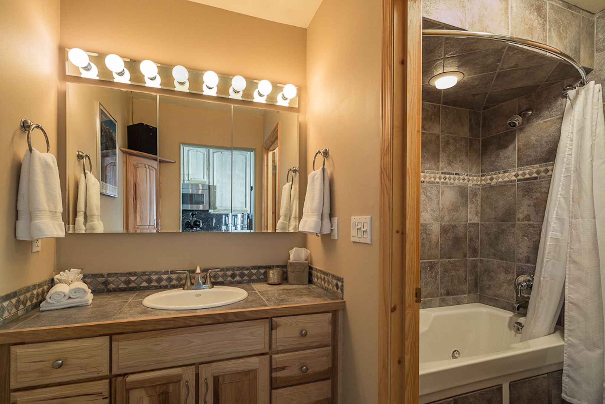 Combined shower/tub, jetted tub, hair dryer, towels