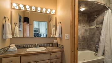 Combined shower/tub, jetted tub, hair dryer, towels