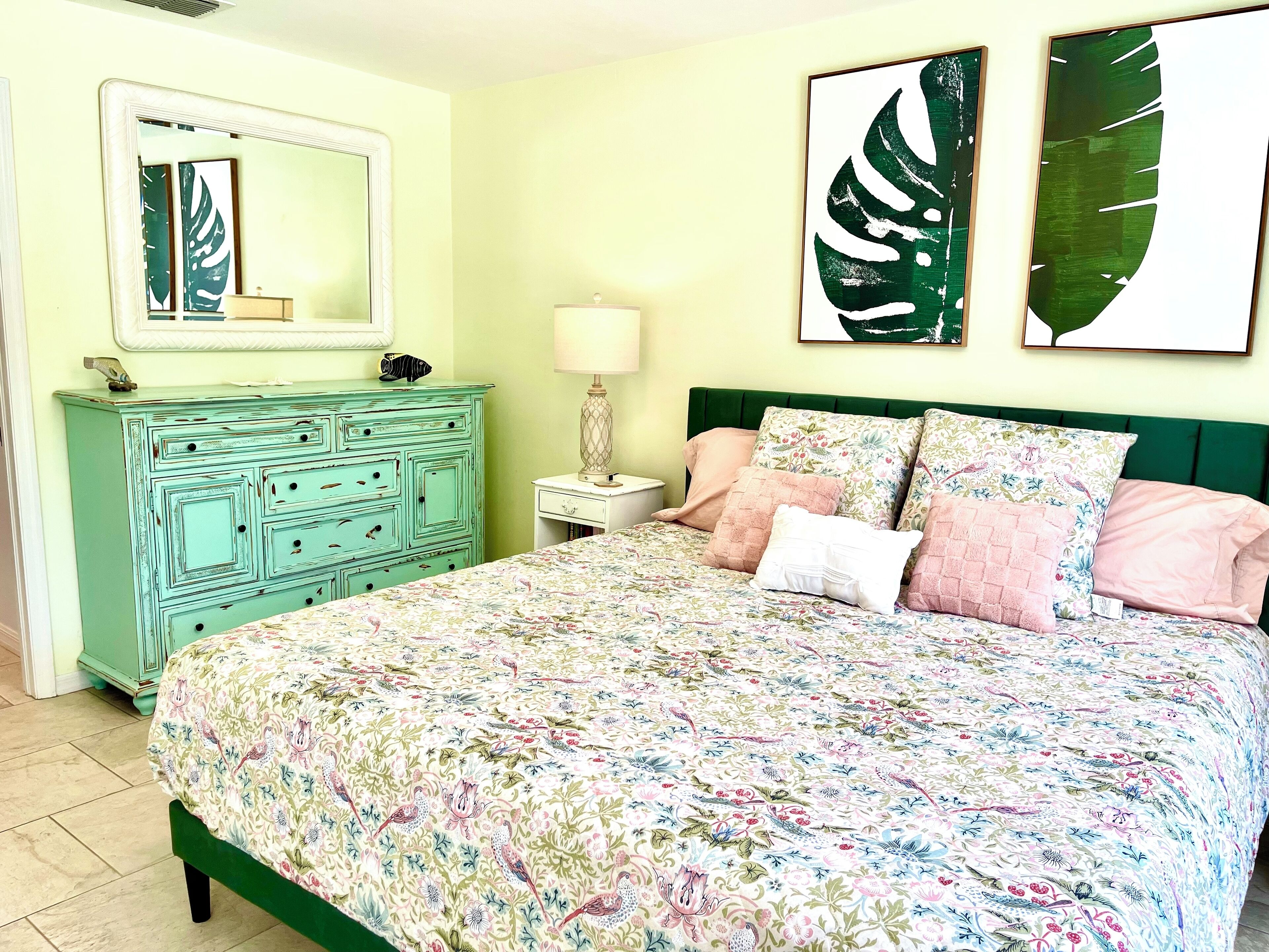 Coastal Pool Home, only Half a mile to Vanderbilt Beach! Walk to Mercato & Beach