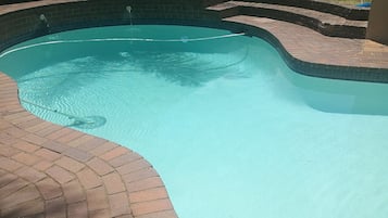 Piscina all'aperto, una piscina riscaldata, ombrelloni da piscina