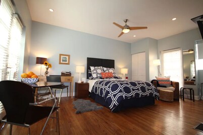 Peaceful Oasis in Top Chicago Neighborhood. Low Traffic, Pristine Cleanliness.