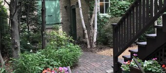 Peaceful Oasis in Top Chicago Neighborhood. Low Traffic, Pristine Cleanliness.