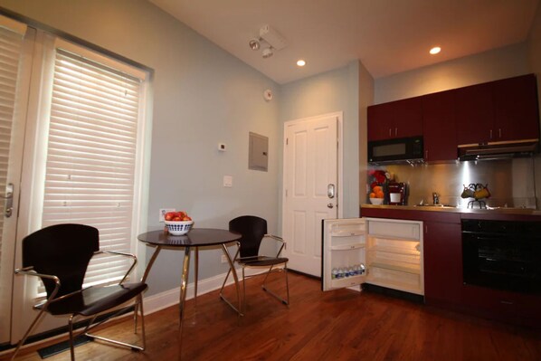 Fridge, microwave, oven, stovetop - Peaceful Oasis in Top Chicago Neighborhood. Low Traffic, Pristine Cleanliness. (Chicago)