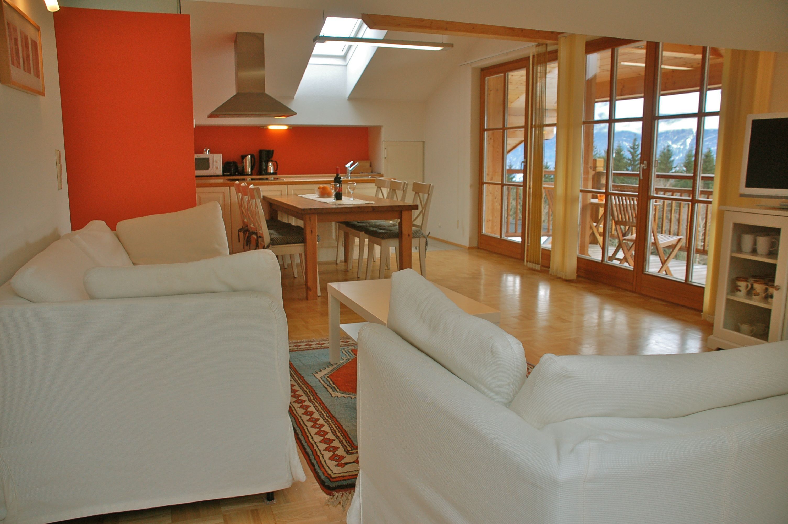 Télévision, lecteur de DVD, baby-foot, livres