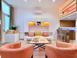 TV connectée, lecteur de DVD, livres, médiathèque