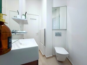 وحدات دش مع أحواض استحمام، مجففات شعر، مناشف، صابون