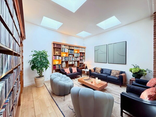 المنشأة من الداخل