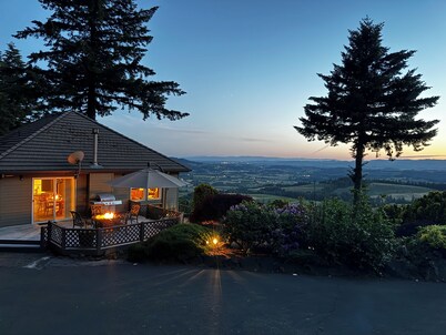Spectacular Sweeping Views of Willamette Valley Vineyards and Surrounding Hills